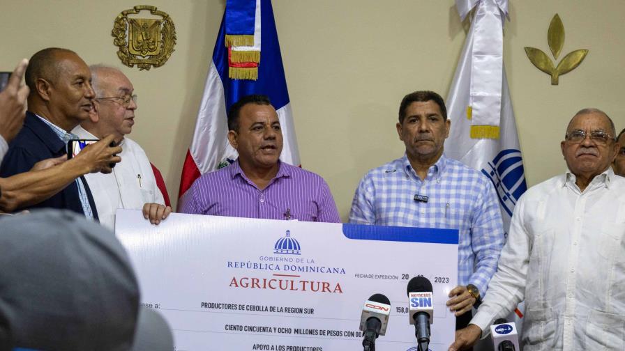Agricultura entrega RD$158 millones a cebolleros del sur; niega que se trate de una "deuda"