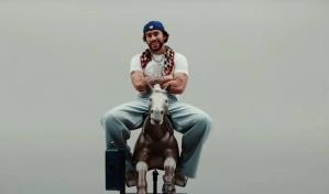 &iquest;Nuevo videoclip? Bad Bunny captado montando a caballo durante visita Puerto Rico