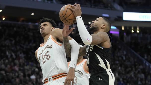Lillard se une a club de los 20.000 puntos; Bucks doblegan a Spurs, 132-119