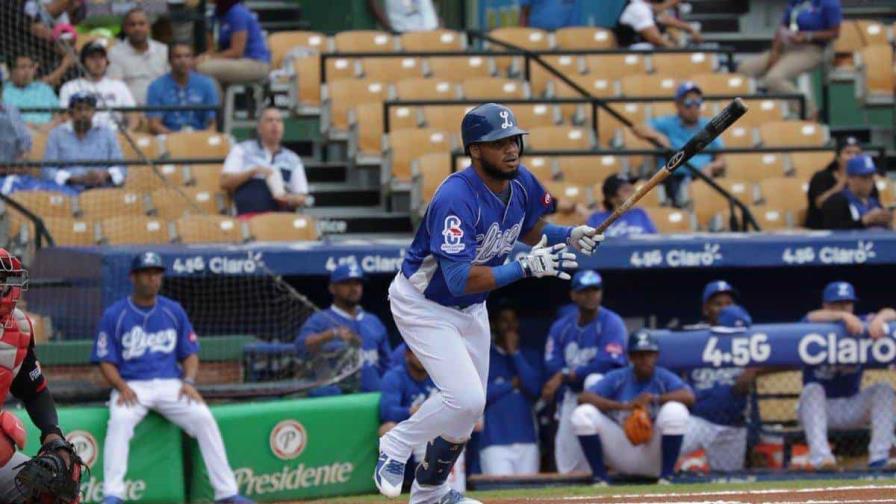 Dawell Lugo conecta cuadrangular y acerca al Licey a la postemporada