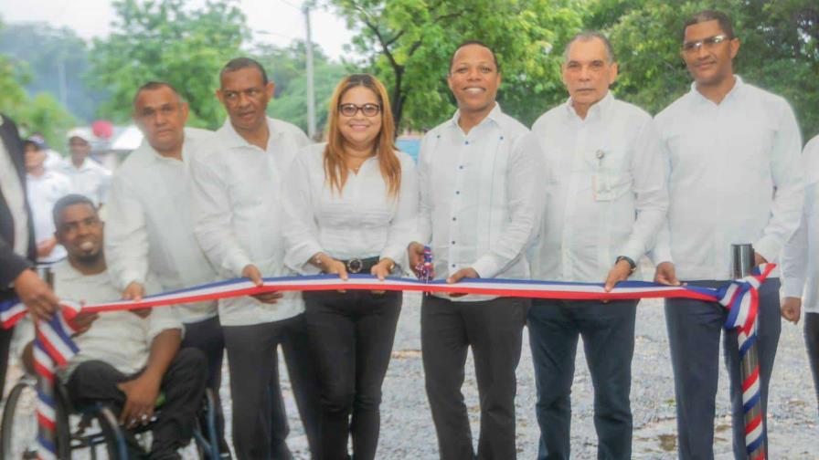 Edesur Dominicana electrifica comunidad de Azua
