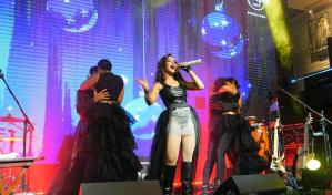 Erika Lane se presenta junto a Wason Brazobán