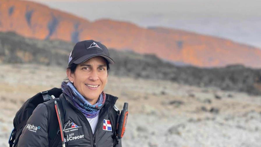 Alpinista sube bandera dominicana al presenciar el "Sol de la medianoche" en la Antártida