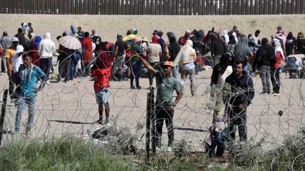Es un río constante de gente: El flujo migratorio desborda la frontera México-EEUU