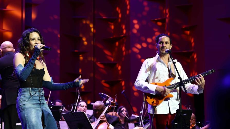 Monsieur Periné cautiva con su música en formato sinfónico a pesar de la lluvia