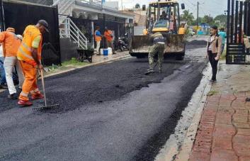 MOPC y Alcaldía asfaltan y acondicionan calles en varios sectores de Hato Mayor
