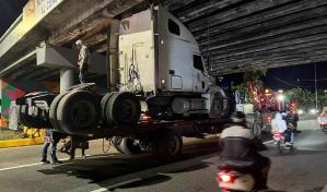 Patana queda atrapada debajo de elevado de la 30 de Mayo