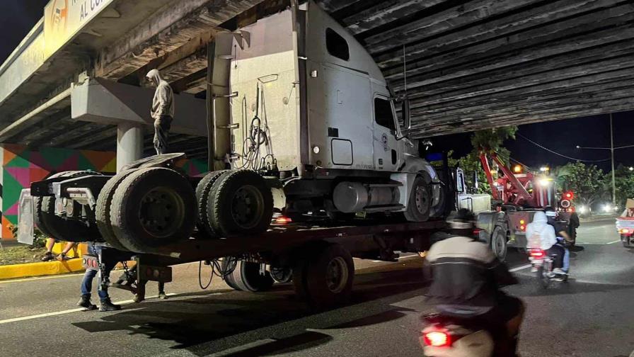 Patana queda atrapada debajo de elevado de la 30 de Mayo