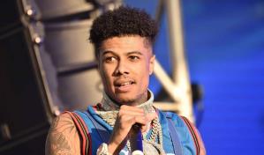 Rapero Blueface arrastra y golpea a fan en escenario y todo queda captado en video