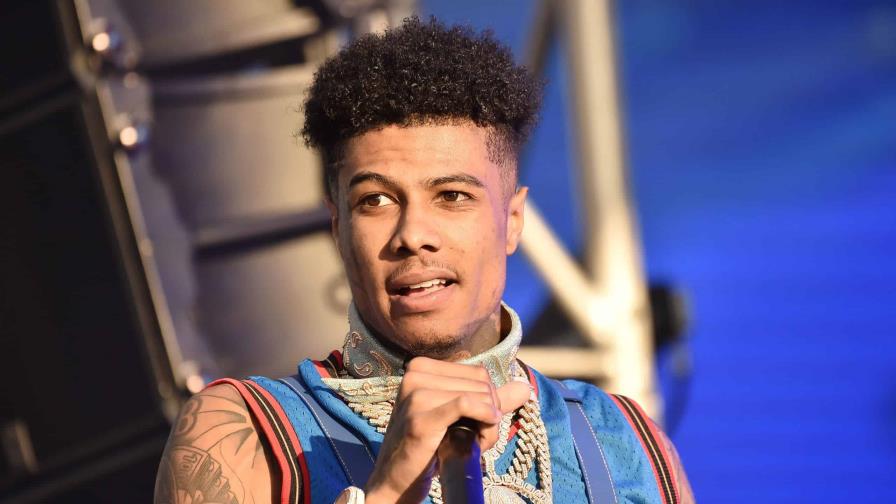 Rapero Blueface arrastra y golpea a fan en escenario y todo queda captado en video