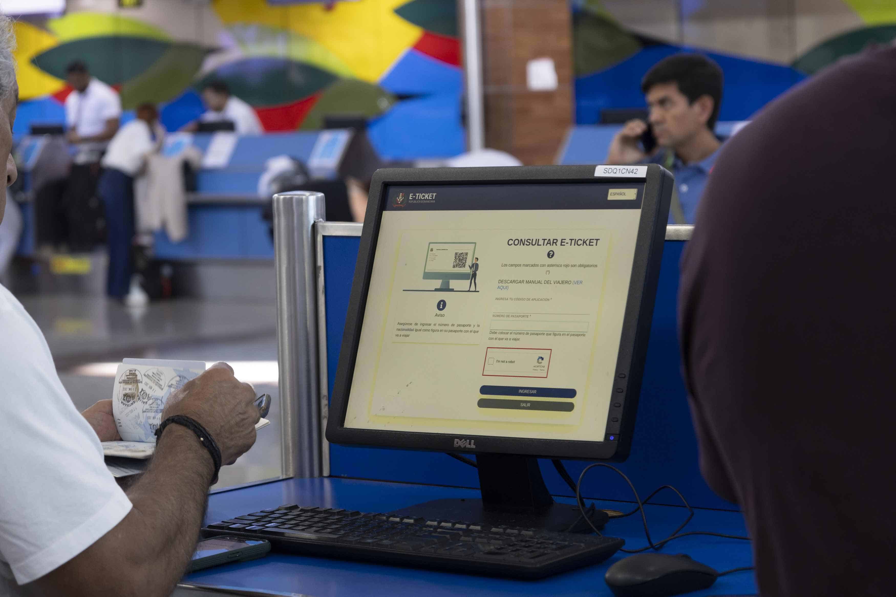Un pasajero llena el formulario de e-ticket, un requisito migratorio a la entrada o salida al país.