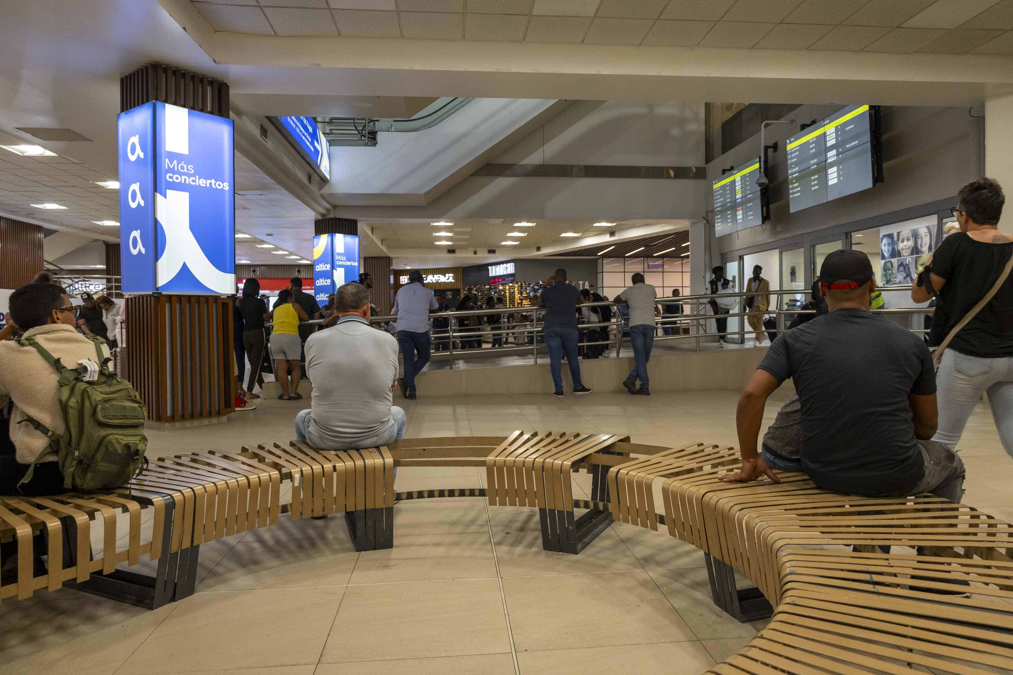Asiento de espera con barras rotas en el primer nivel del aeropuerto.