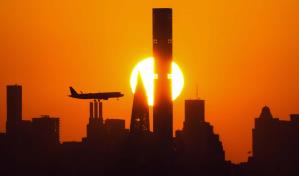 Multitudes afluyen a aeropuertos y autopistas al iniciar vacaciones de fin de año en EEUU