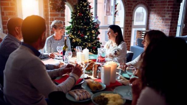 Guía para triunfar en tu primera Nochebuena con los suegros