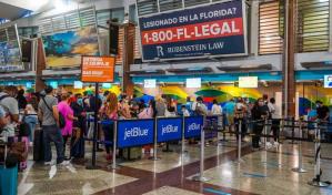 Casi 65 mil dominicanos abandonaron el país este año para irse a vivir a EE.UU.