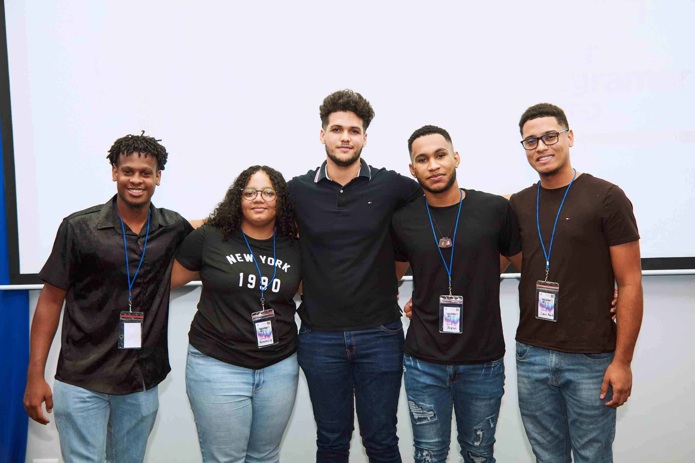 Estudiantes que ganadora el primer lugar del “Hackathon”.