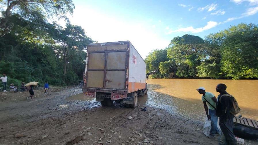 Haitianos desafían el río Artibonito en intento por abastecerse en frontera dominicana