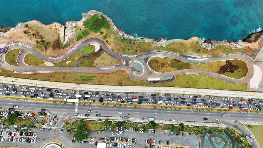 Presidente Luis Abinader inaugura tramo del Malecón e inicia feria del Inespre