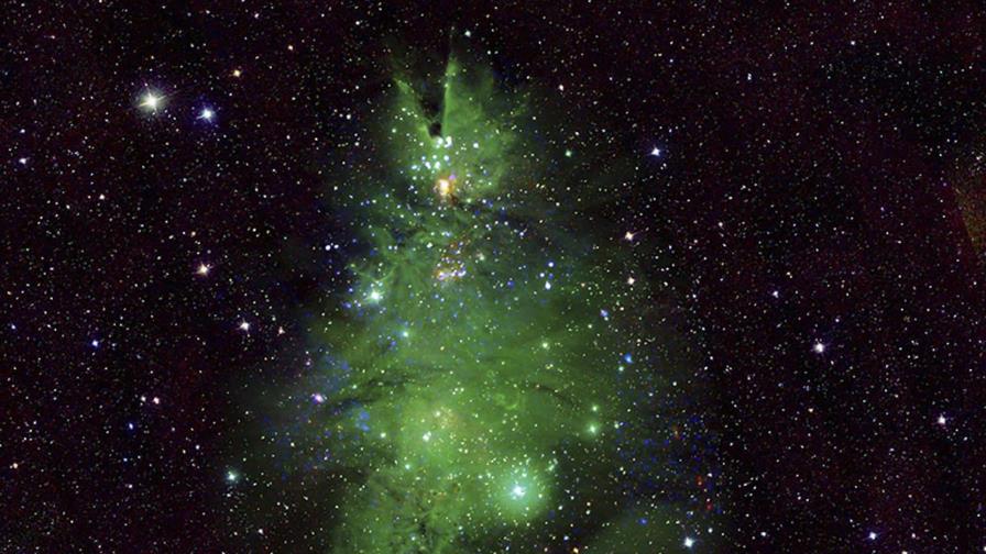 La Nasa capta un grupo de estrellas con apariencia de un árbol de Navidad