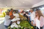 Largas filas para comprar en la feria Navidad del Cambio en Ciudad Ganadera