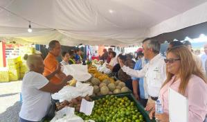 Largas filas para comprar en la feria Navidad del Cambio en Ciudad Ganadera