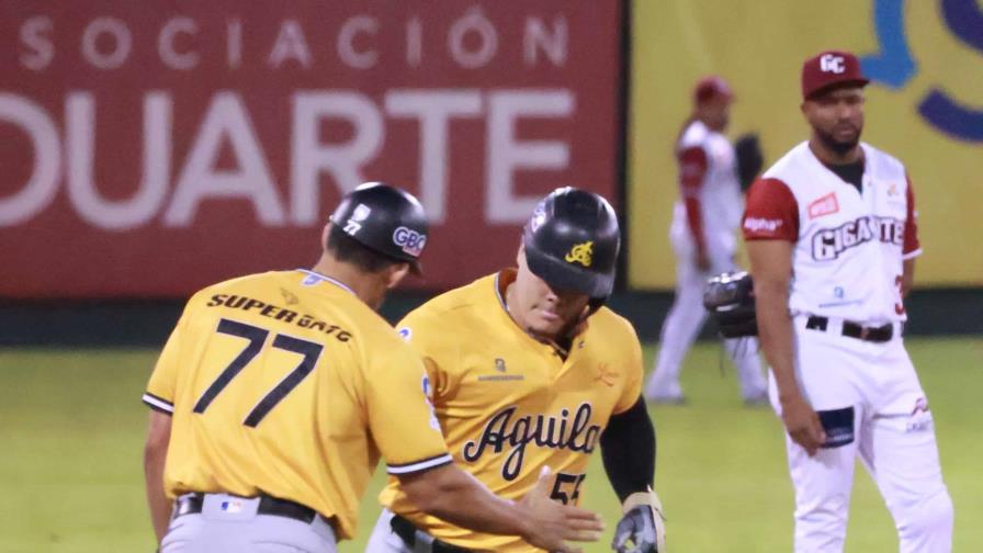 Las Águilas Cibaeñas vencen a los Gigantes en el Julián Javier