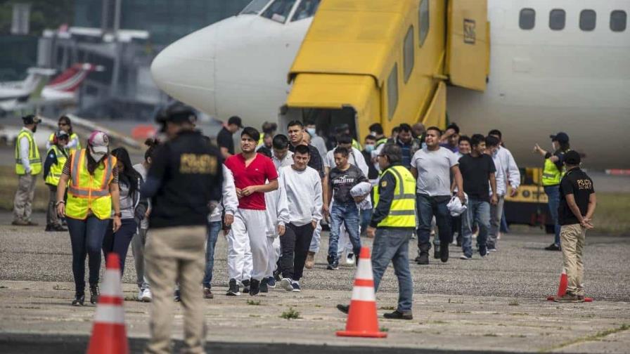 Más de 100 migrantes son enviados en avión desde Texas a Chicago, que afronta crisis