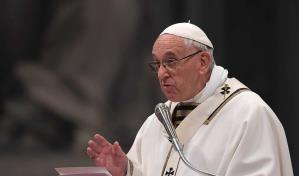 El papa se reunió con el cardenal conservador Burke, después de quitarle el apartamento