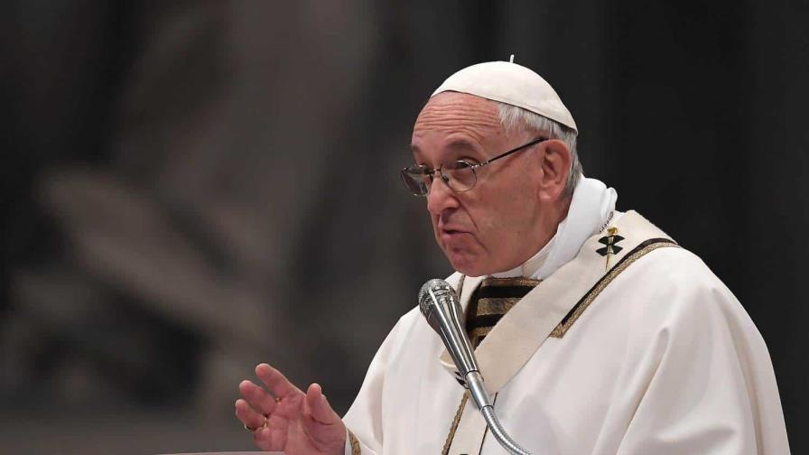 El papa Francisco arremete contra la industria armamentística y pide paz para el mundo en Navidad