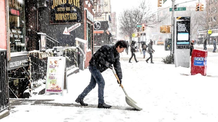 Buscan empleados para palear nieve en Nueva York a US$ 27 por hora y estos son los requisitos
