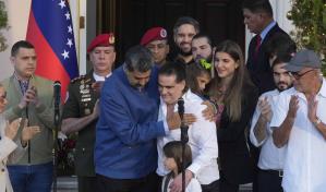 Tras ser recibido como héroe, Venezuela incorpora a Saab en la mesa de diálogo con oposición