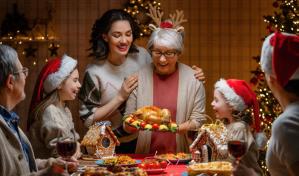 Abuela del Reino Unido cobra a hijos y nietos para preparar la cena de Navidad