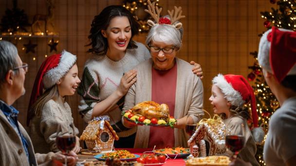 Abuela del Reino Unido cobra a hijos y nietos para preparar la cena de Navidad