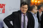 Arrestan a vecina de Charlie Sheen acusada de atacar al actor en su casa