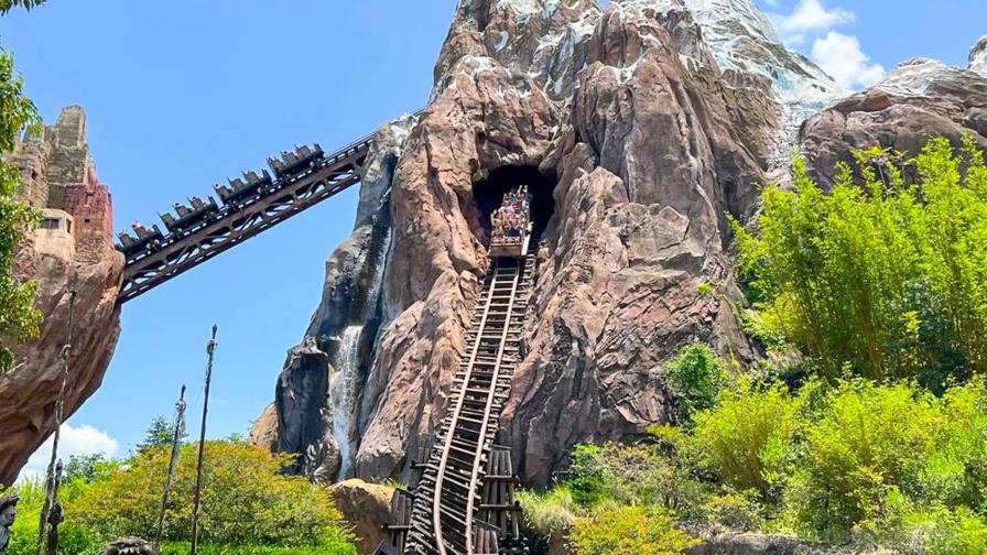 Turistas se quedan atrapados por 30 minutos en una de las montañas rusas más altas de Disney