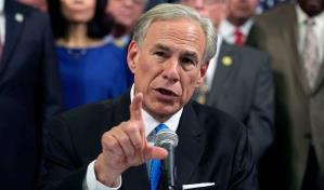 Congresistas demócratas piden a Abbott que deje de "politizar la reubicación de migrantes"