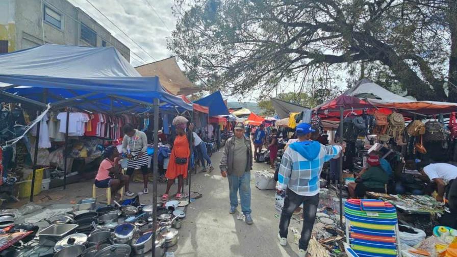 Haitianos envían mensaje a sus autoridades desde el mercado de Elías Piña