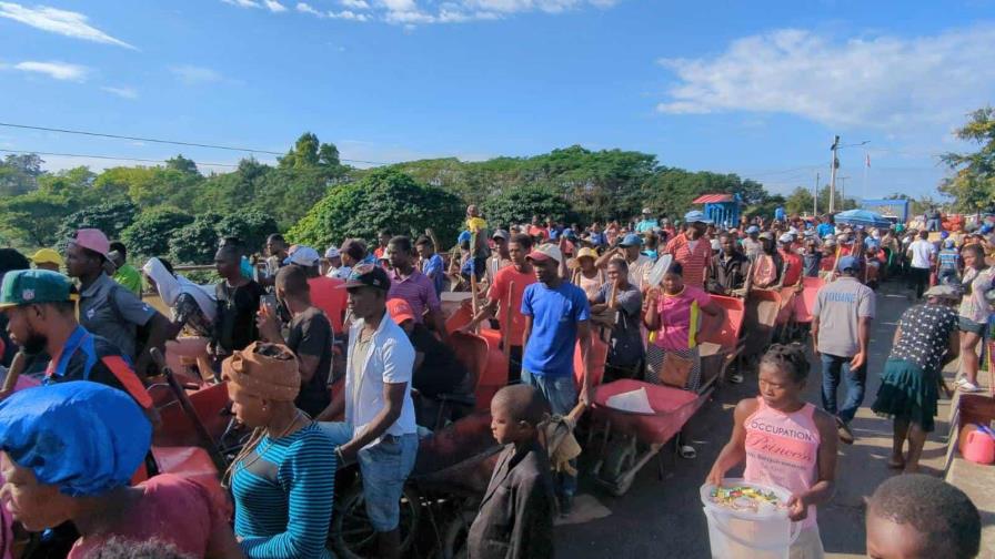 Haitianos madrugan para realizar registro biométrico y participar en mercado de Dajabón