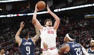 Con 22 puntos y 15 rebotes Sengun lleva a Rockets a triunfo ante unos Mavs sin Doncic