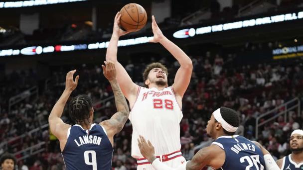 Con 22 puntos y 15 rebotes Sengun lleva a Rockets a triunfo ante unos Mavs sin Doncic