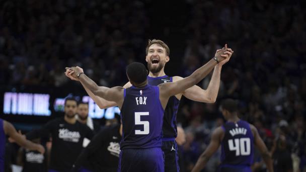 Con triple doble de Sabonis, Kings derrotan a Suns