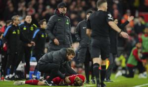 Tsimikas, defensa del Liverpool, lesionado tras choque con Klopp en partido contra el Arsenal