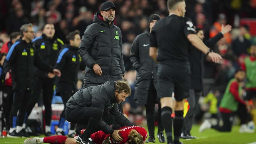 Tsimikas, defensa del Liverpool, lesionado tras choque con Klopp en partido contra el Arsenal