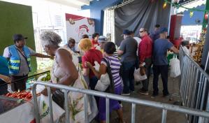 Ciudadanos abarrotan comercios en víspera de la Nochebuena