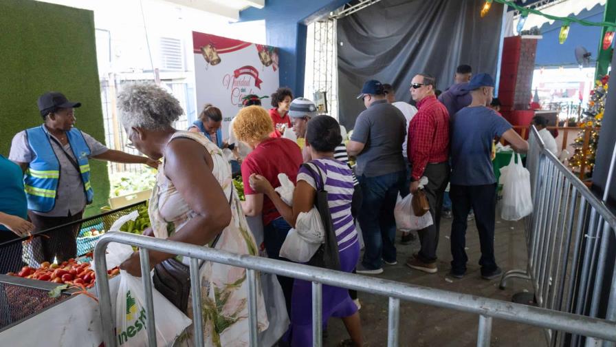 Ciudadanos abarrotan comercios en víspera de la Nochebuena