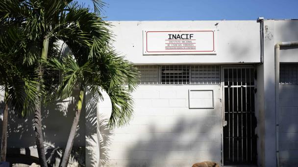 Cuerpo de venezolana asesinada en Piantini permanece en Inacif