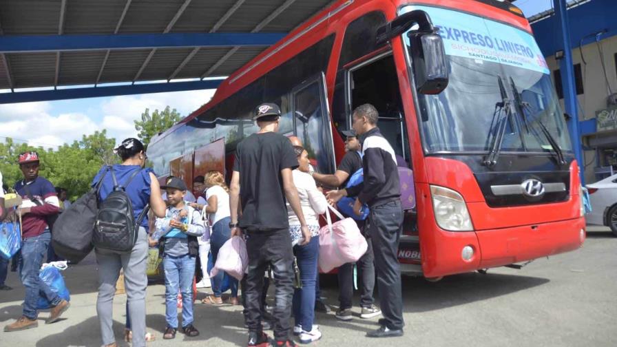Paradas de autobuses de Santiago registran pocos pasajeros en feriado de Nochebuena 