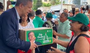 Largas filas en la casa nacional de la Fuerza del Pueblo para buscar cajas navideñas