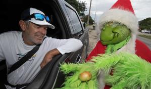 Alguacil disfrazado de duende Grinch ofrece cebollas en vez de multas de tráfico