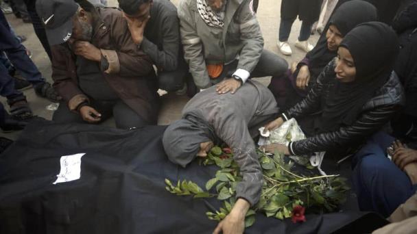 Gaza cuenta sus muertos, Biden habla con Netanyahu